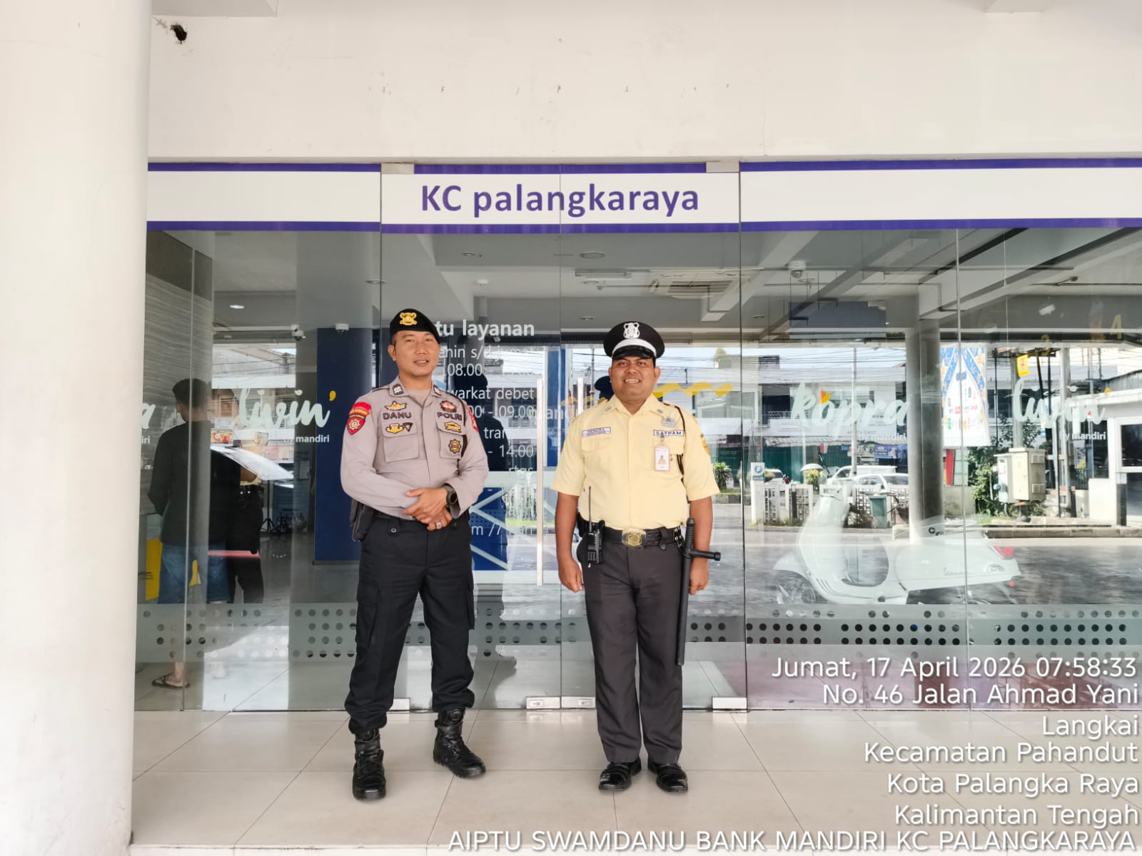 Jelang Akhir Pekan, Satpamobvit Polresta Palangka Raya Tetap Berikan Layanan Prima di Perbankan