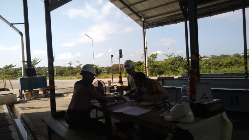 Sambangi Pos Security PT DWK, Bhabinkamtibmas Pahandut Seberang Sampaikan Pesan Kamtibmas