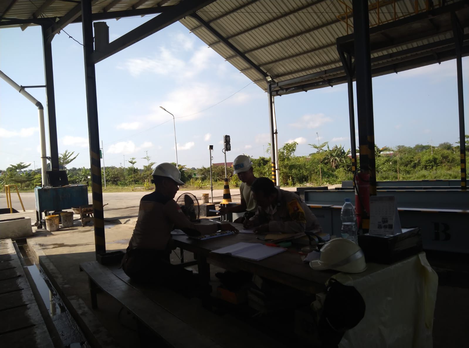 Sambangi Pos Security PT DWK, Bhabinkamtibmas Pahandut Seberang Sampaikan Pesan Kamtibmas