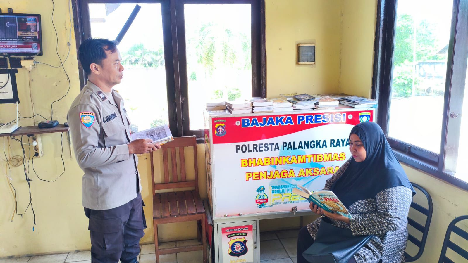 Terus Tingkatkan Minat Baca Warga, Bhabinkamtibmas Polsek Sabangau Hadirkan Bajaka Presisi