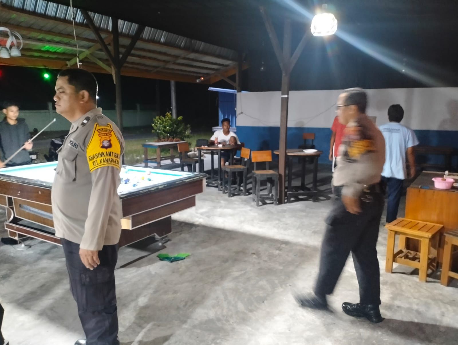 Berikan Rasa Aman, Patroli Polsek Bukit Batu Datangi Lokasi Olahraga Biliard di Banturung