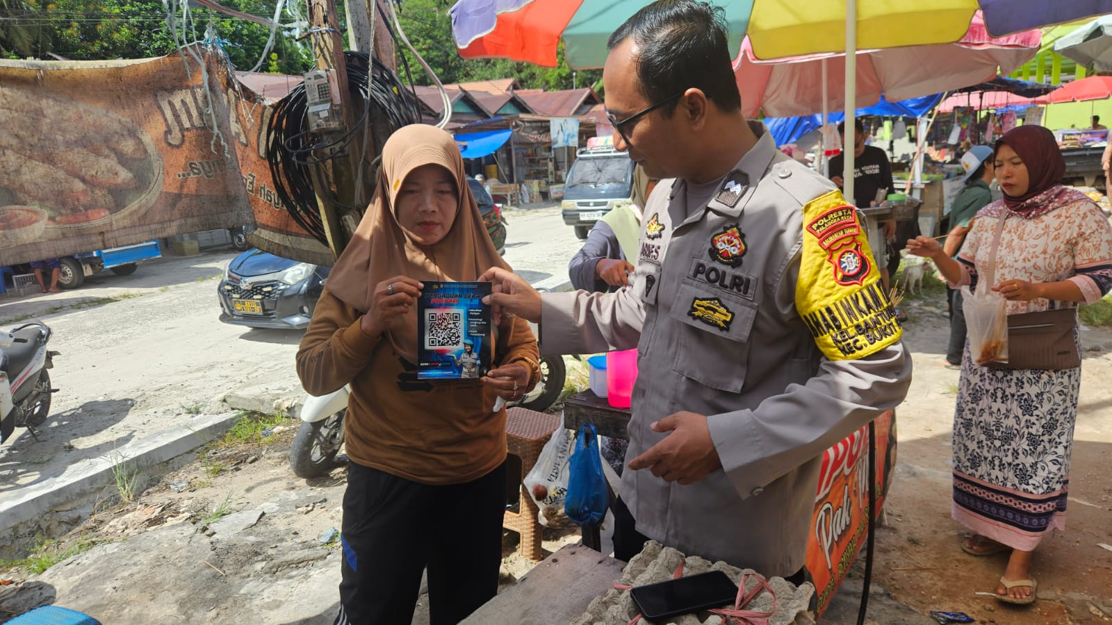 Di Depan Pedagang Sayur, Polsek Bukit Batu Sosialisasikan Yanduan Propam Polri
