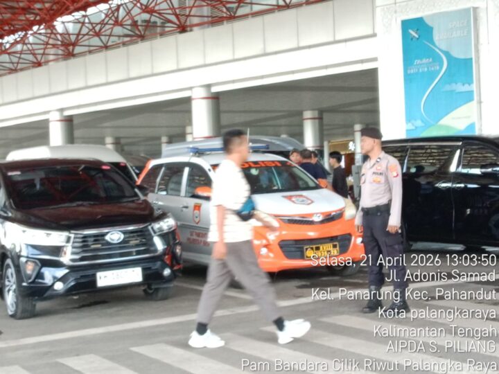 Satpamobvit Polresta Palangka Raya Amankan Arus Penumpang Dilokasi Bandara Tjilik Riwut