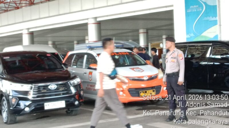 Satpamobvit Polresta Palangka Raya Amankan Arus Penumpang Dilokasi Bandara Tjilik Riwut