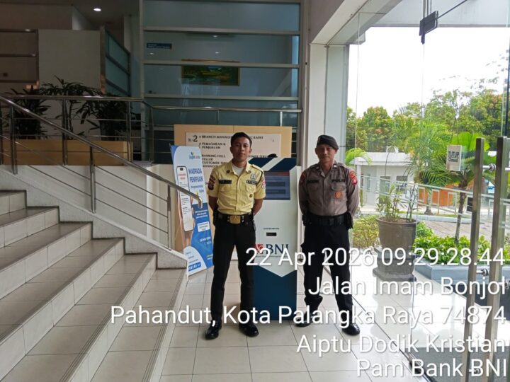 Anggota Satpamobvit Polresta Palangka Raya Pastikan terus Keamanan Transaksi di Kantor Perbankan