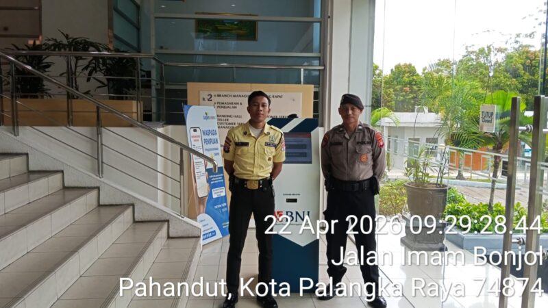 Anggota Satpamobvit Polresta Palangka Raya Pastikan terus Keamanan Transaksi di Kantor Perbankan