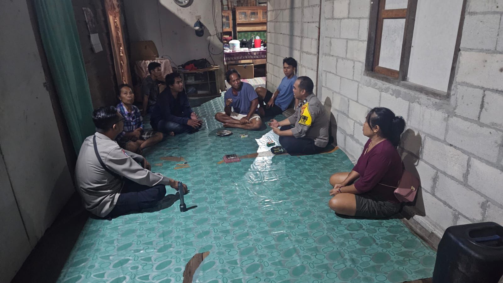 Di Tengah Warga, Personel Polsek Rakumpit Jelaskan Manfaat Layanan 110