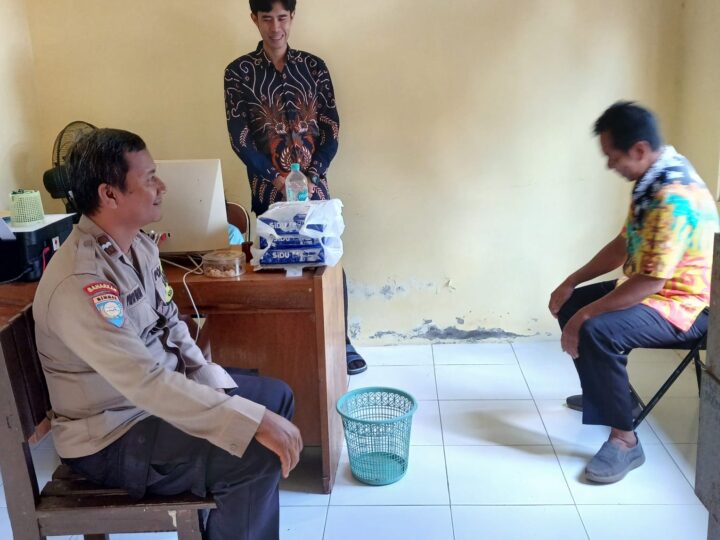 Di Kantor Kelurahan Marang, Bhabinkamtibmas Polsek Bukit Batu Edukasikan Layanan Polri 110