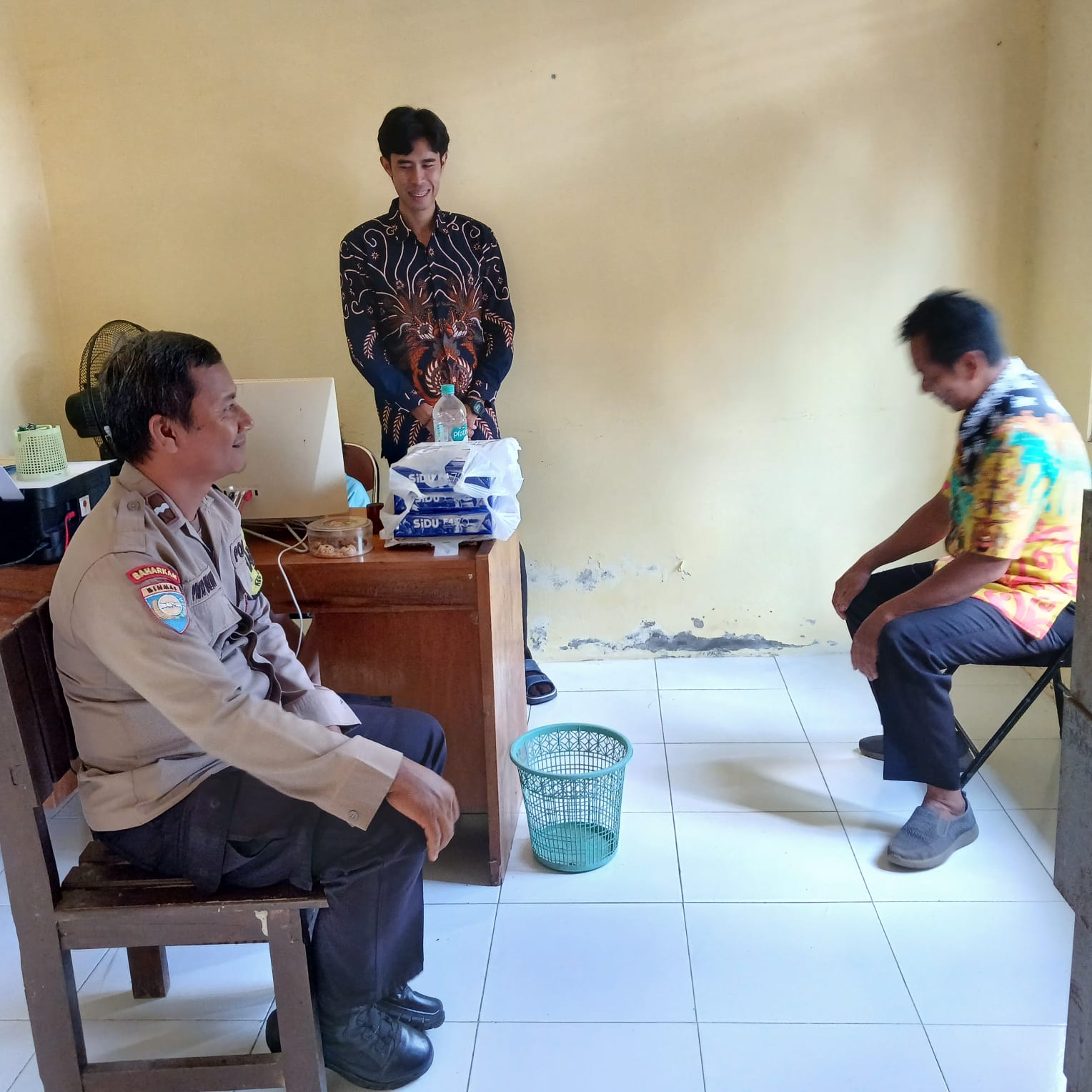 Di Kantor Kelurahan Marang, Bhabinkamtibmas Polsek Bukit Batu Edukasikan Layanan Polri 110