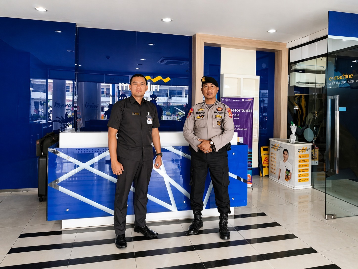 Pelihara Keamanan, Satpamobvit Polresta Palangka Raya Jaga Bank