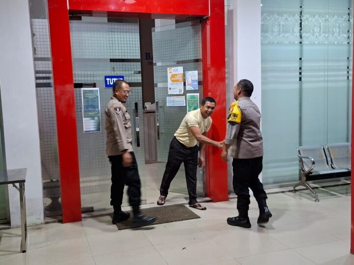 Kunjungi Bank Kalteng, Polsek Bukit Batu Secara Masif Sosialisasikan Layanan Polri 110 ke Satpam