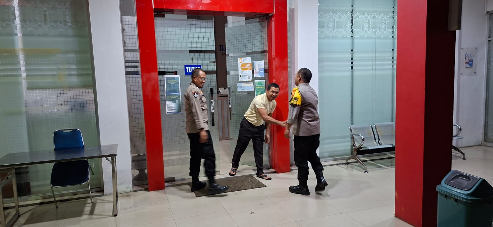 Kunjungi Bank Kalteng, Polsek Bukit Batu Secara Masif Sosialisasikan Layanan Polri 110 ke Satpam