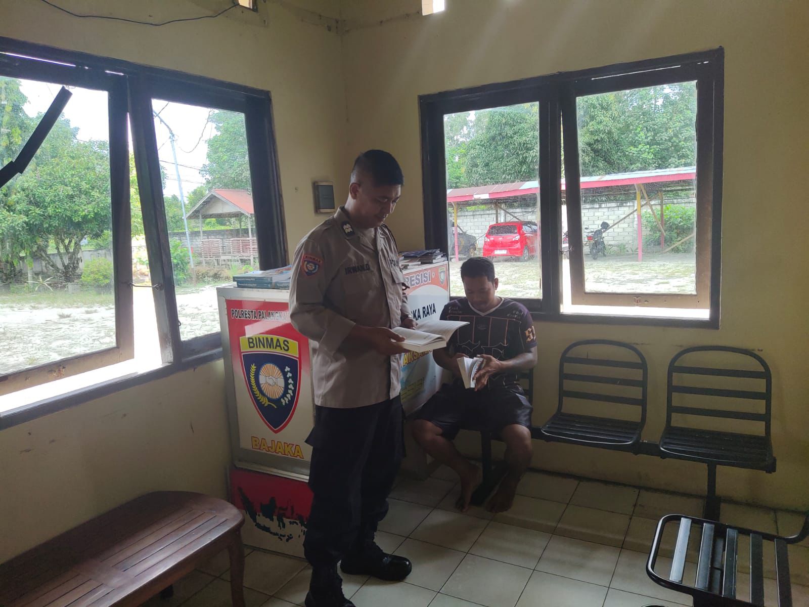 Tingkatkan Minat Baca Warganya, Bhabinkamtibmas Polsek Sabangau Hadirkan Motor Bajaka Presisi