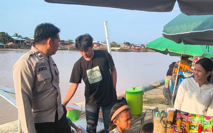 Patroli Tempat Keramaian, Polsek Pahandut Sampaikan Imbauan Kamtibmas di Pelabuhan Rambang