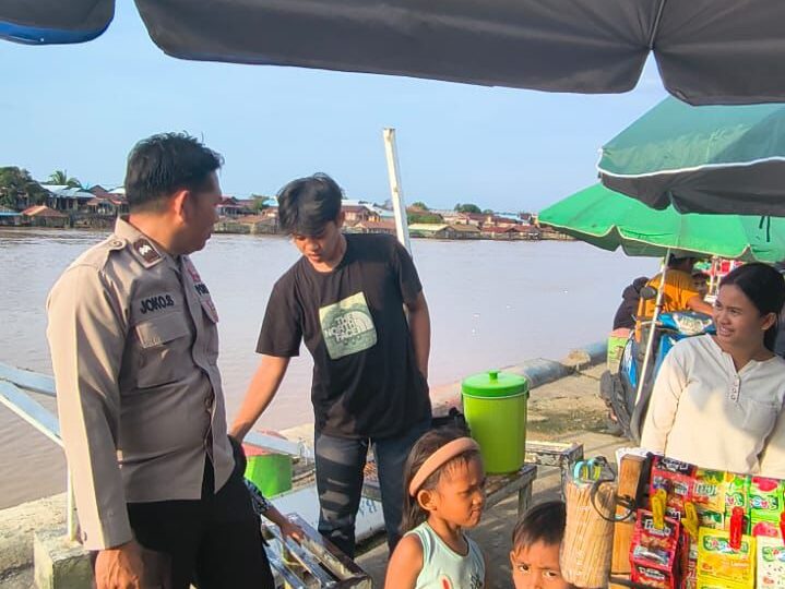 Patroli Tempat Keramaian, Polsek Pahandut Sampaikan Imbauan Kamtibmas di Pelabuhan Rambang