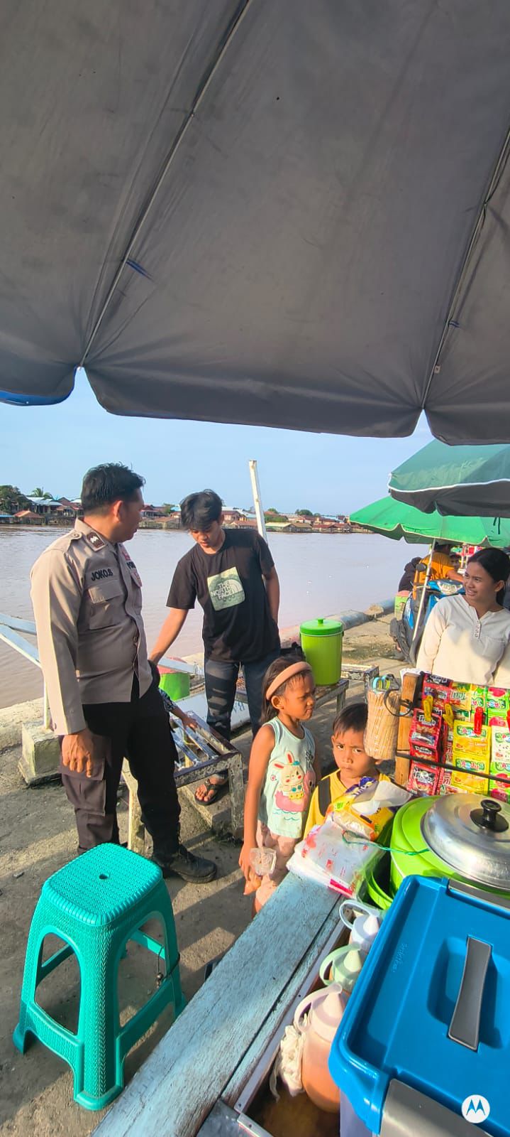 Patroli Tempat Keramaian, Polsek Pahandut Sampaikan Imbauan Kamtibmas di Pelabuhan Rambang