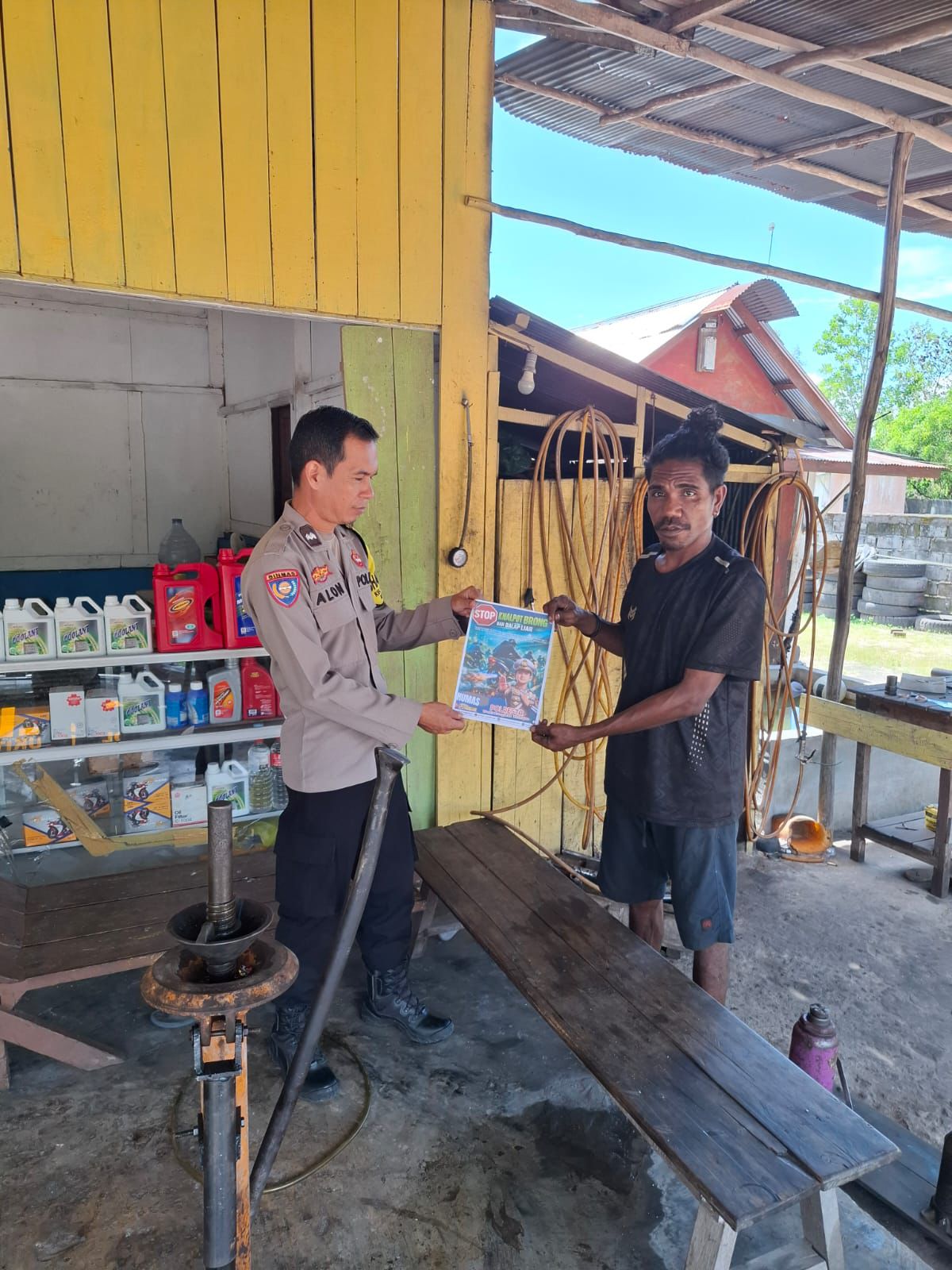 Di Tumbang Tahai, Bhabinkamtibmas Polsek Bukit Batu Secara Masif Sosialisasikan Larangan Knalpot Brong