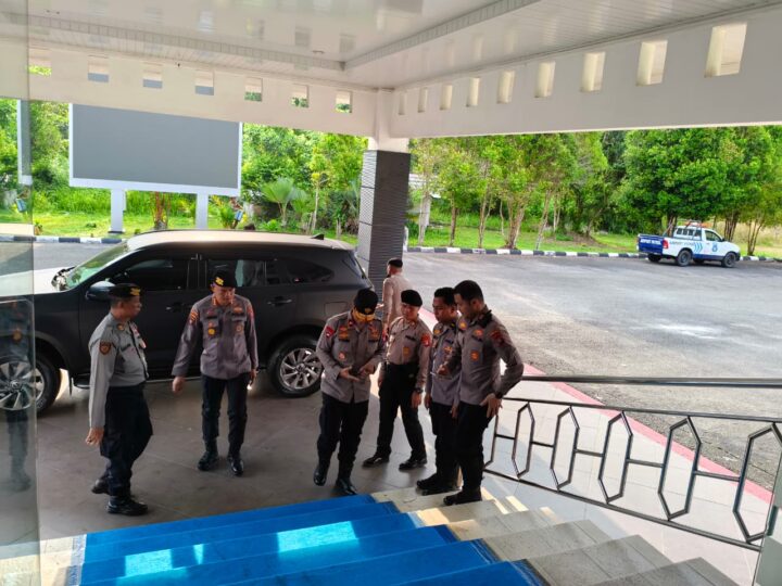 Di Bandara Tjilik Riwut, Kasatpamobvit Polresta Palangka Raya Pimpin Pengamanan Keberangkatan Kunker Wakapolda Kalteng