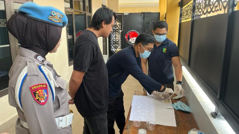 Cegah Penyalahgunaan Narkoba, Polresta Palangka Raya Lakukan Tes Urine Personel