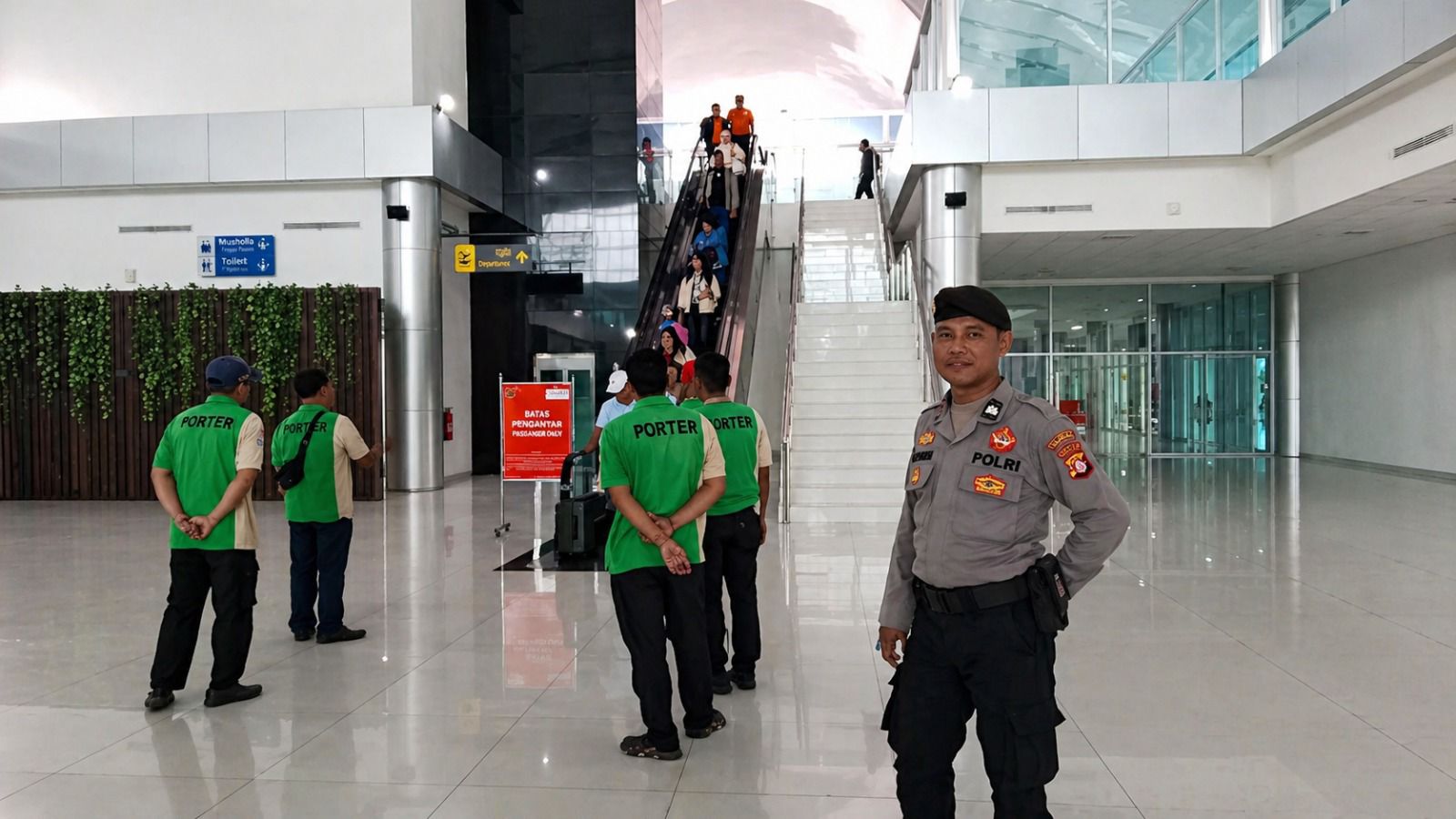 Personel Satpamobvit Polresta Palangka Raya Intensifkan Pengamanan di Lokasi Bandara Tjilik Riwut