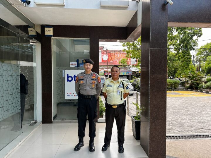 Personel Satpamobvit Polresta Palangka Raya Perketat Pengamanan di Bank