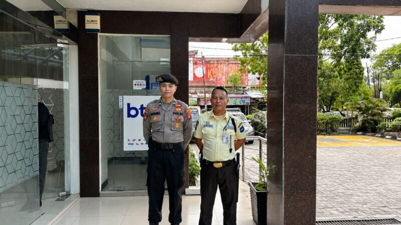 Personel Satpamobvit Polresta Palangka Raya Perketat Pengamanan di Bank