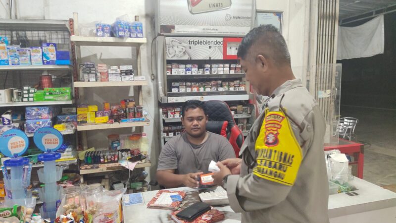 Polsek Sabangau Sampaikan Layanan Call Center 110 Saat Sambang Warung di Kelurahan Kalampangan