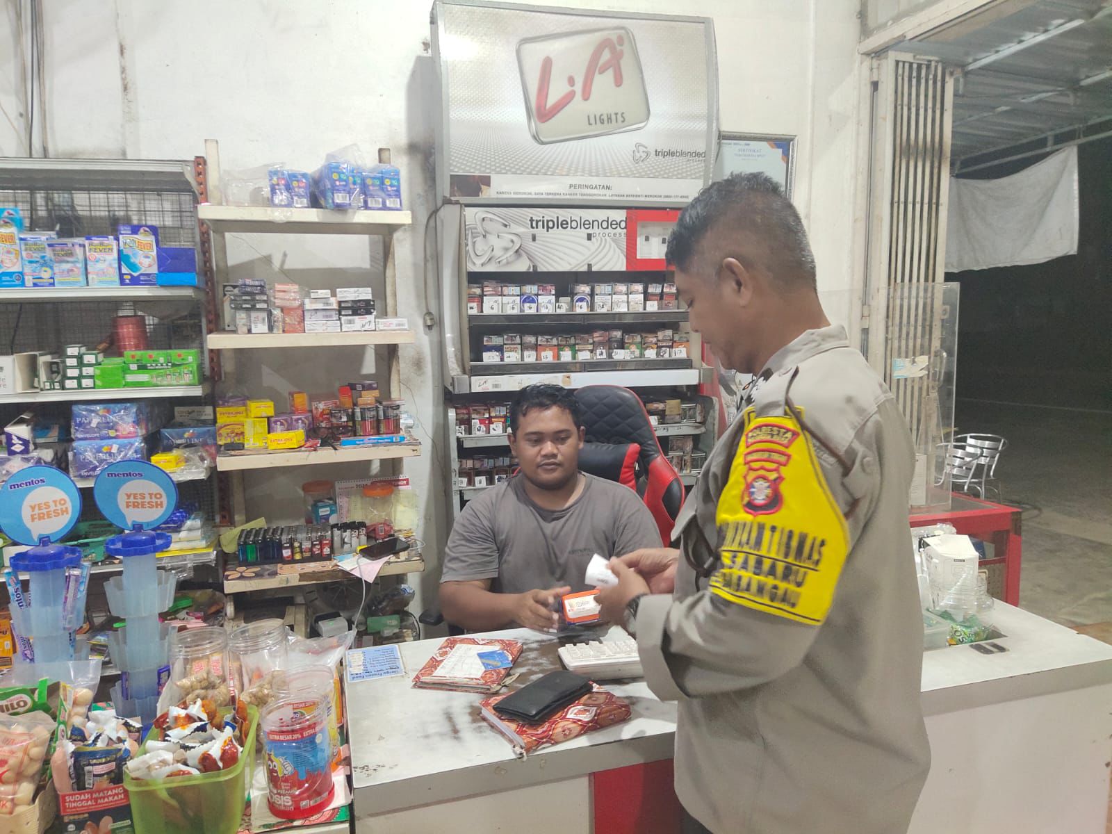 Polsek Sabangau Sampaikan Layanan Call Center 110 Saat Sambang Warung di Kelurahan Kalampangan