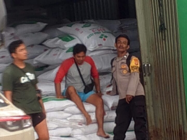 Sebelum May Day, Bhabinkamtibmas Polsek Pahandut Jalin Silaturahmi dengan Buruh di Pahandut Seberang