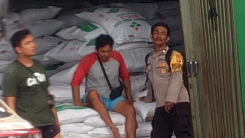 Sebelum May Day, Bhabinkamtibmas Polsek Pahandut Jalin Silaturahmi dengan Buruh di Pahandut Seberang