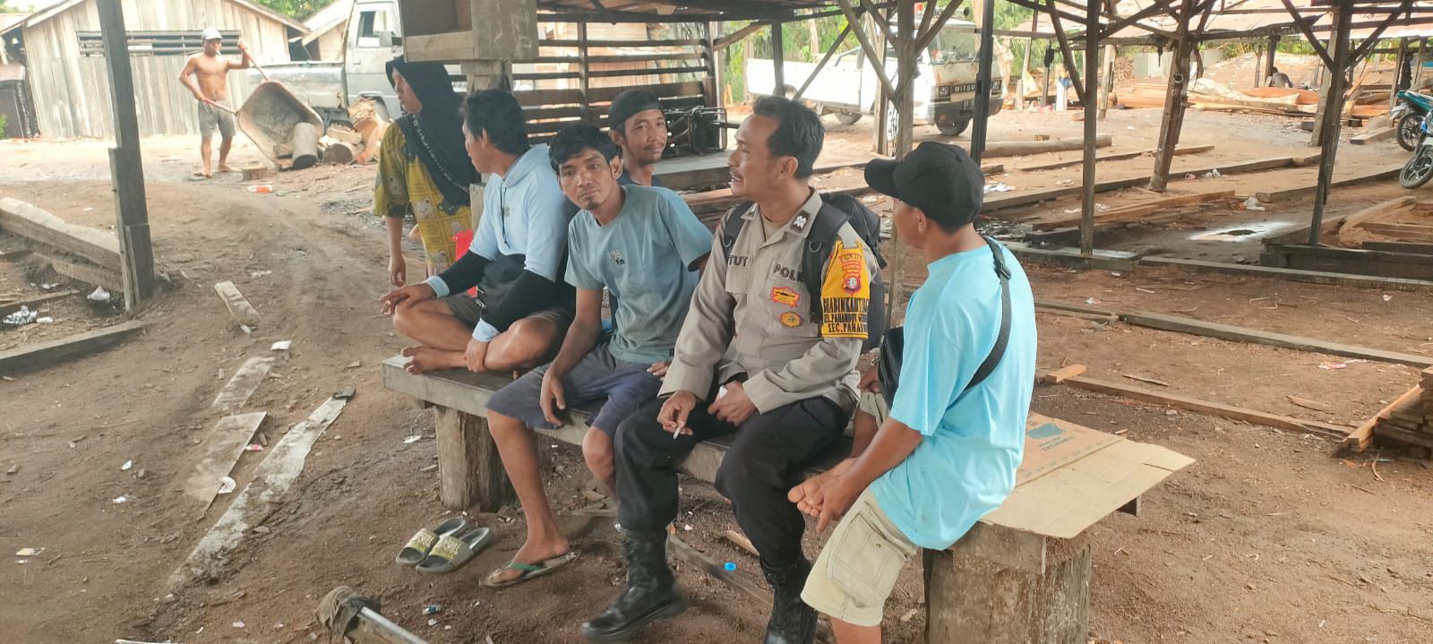 Polri untuk Masyarakat, Bhabinkamtibmas Polsek Pahandut Sharing Kamtibmas dengan Pemilik Bansaw di Pahandut Seberang