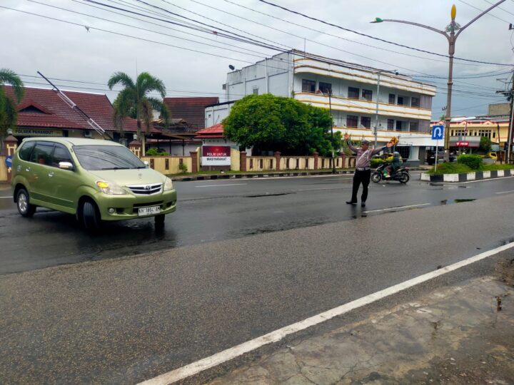 Gelar Gatur, Polsek Pahandut Jaga Kelancaran Arus Lalu Lintas di Jalan A Yani