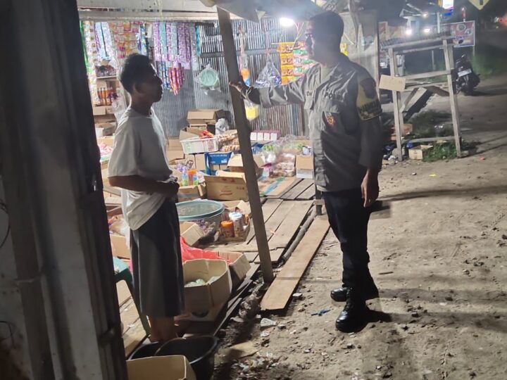 Duduk dengan Warga, Polsek Sabangau Sampaikan Nomor Aduan 110 di Kalampangan