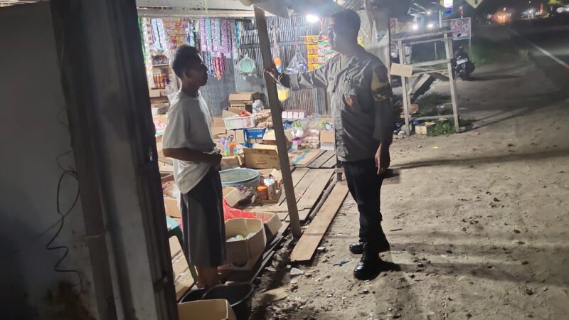 Duduk dengan Warga, Polsek Sabangau Sampaikan Nomor Aduan 110 di Kalampangan