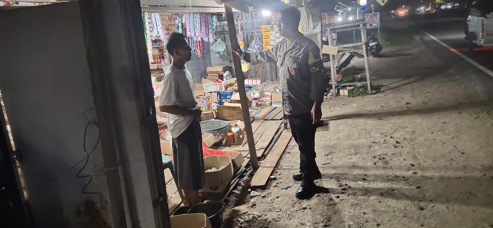 Duduk dengan Warga, Polsek Sabangau Sampaikan Nomor Aduan 110 di Kalampangan