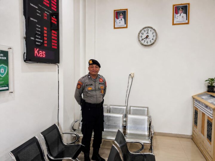 Personel Satpamobvit Polresta Palangka Raya Terus Berikan Layanan Prima ke Nasabah Bank