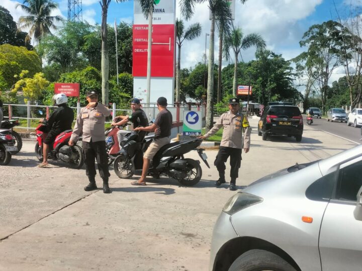 Datangi SPBU, Polsek Bukit Batu Bantu Antrean Warga