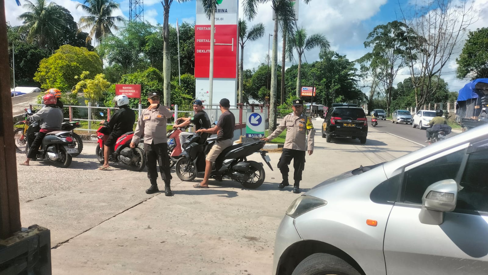 Datangi SPBU, Polsek Bukit Batu Bantu Antrean Warga