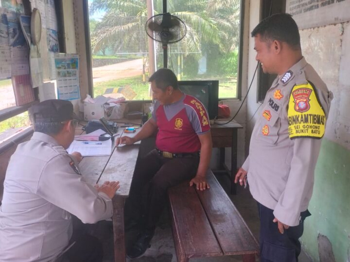 Patroli Sambang ke Perusahaan, Polsek Bukit Batu Jalin Sinergi dengan Petugas Jaga