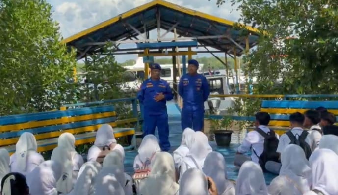 Ditpolairud Polda Kalteng Menerima Kunjungan Belajar Luar Sekolah SMAN-1 Kumai