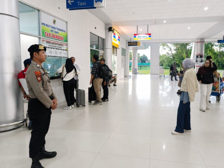 Personel Satpamobvit Polresta Palangka Raya Tingkatkan Pengawasan Keamanan di Lokasi Bandara Tjilik Riwut