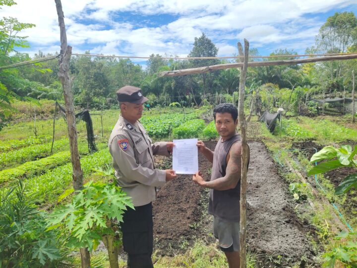 Kunjungi Warga Ketika Berladang, Polsek Sabangau Edukasikan Stop Karhutla