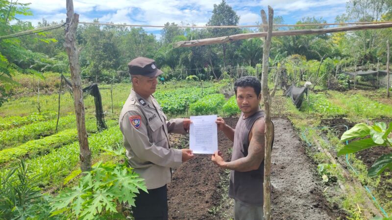 Kunjungi Warga Ketika Berladang, Polsek Sabangau Edukasikan Stop Karhutla