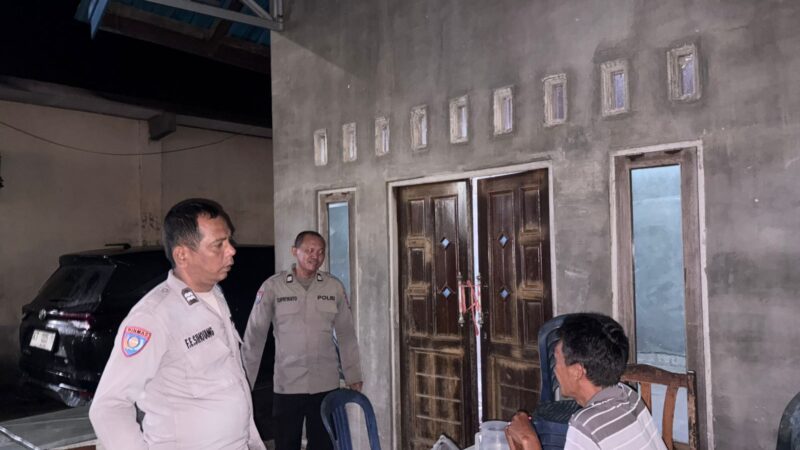 Sambil Bercengkrama, Personel Polsek Sabangau Edukasikan Layanan 110 ke Warga Sabaru