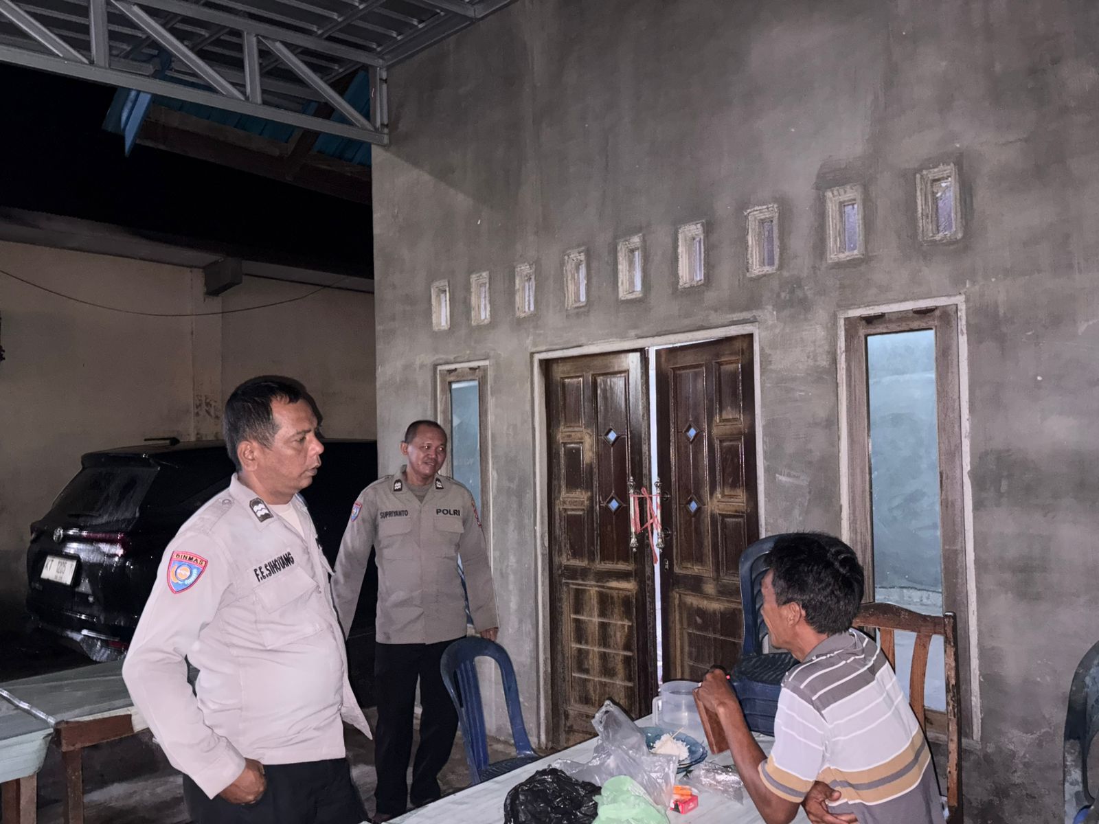 Sambil Bercengkrama, Personel Polsek Sabangau Edukasikan Layanan 110 ke Warga Sabaru