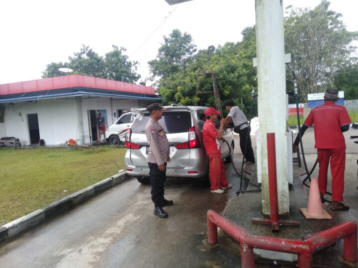 Pastikan Pengisian BBM Lancar, Bhabinkamtibmas Petuk Barunai Sambangi APMS Takaras