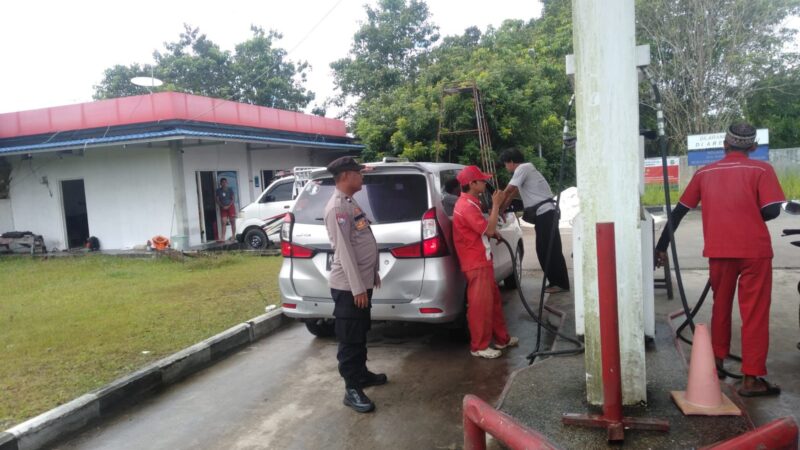 Pastikan Pengisian BBM Lancar, Bhabinkamtibmas Petuk Barunai Sambangi APMS Takaras
