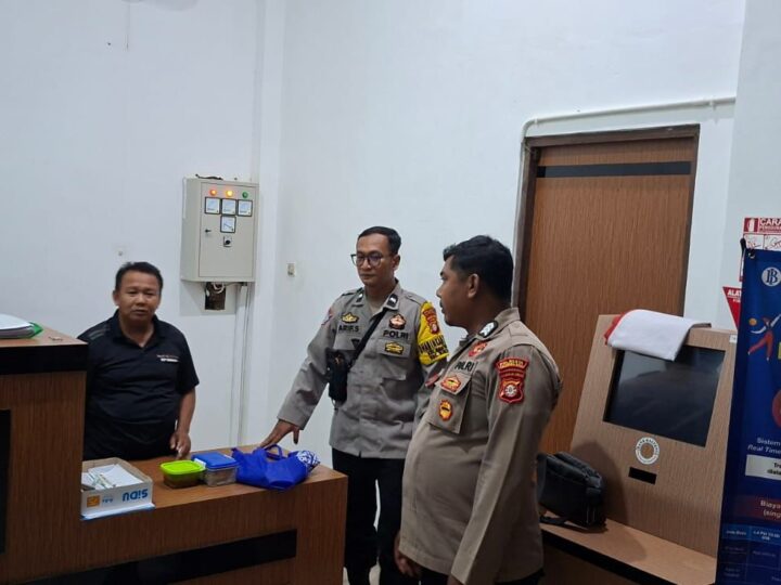 Pertahankan Keamanan Perbankan, Personel Polsek Bukit Batu Sambangi Satpam Bank Kalteng Tangkiling