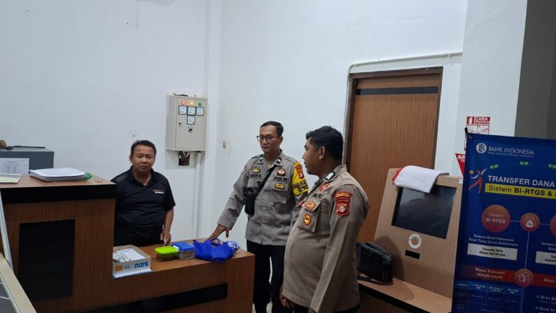 Pertahankan Keamanan Perbankan, Personel Polsek Bukit Batu Sambangi Satpam Bank Kalteng Tangkiling