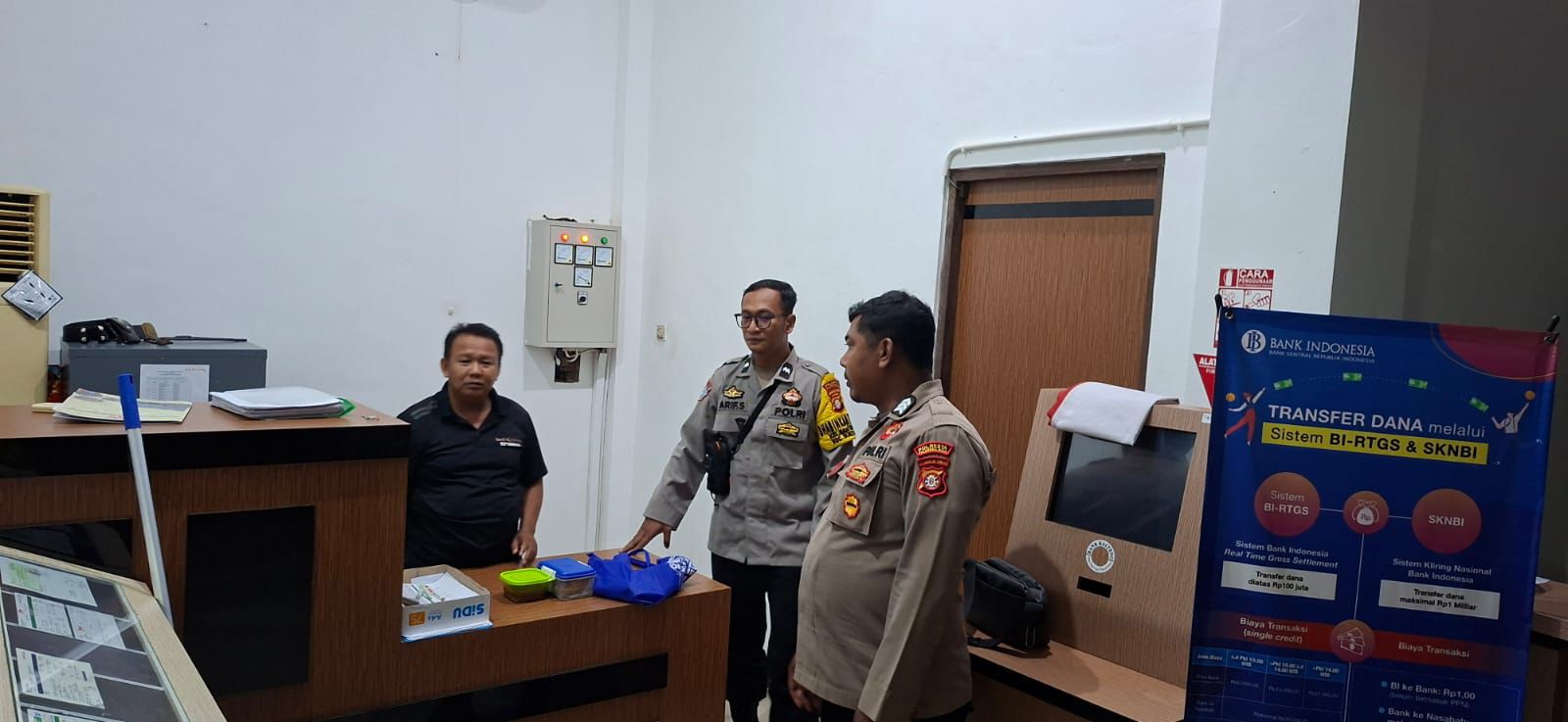 Pertahankan Keamanan Perbankan, Personel Polsek Bukit Batu Sambangi Satpam Bank Kalteng Tangkiling
